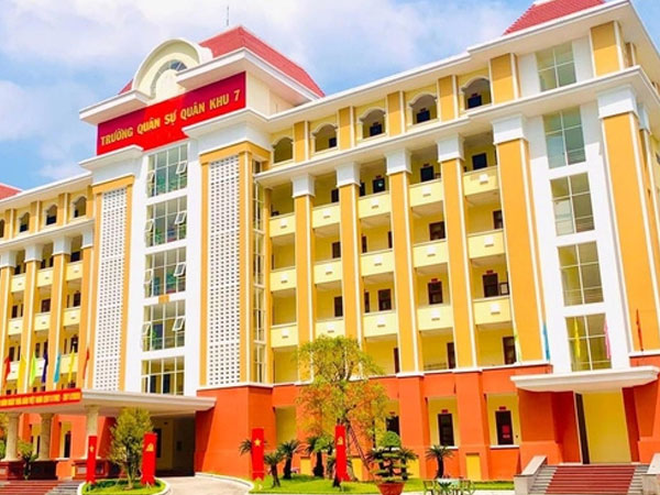 Trường quân sự Quân khu 7 nói gì về thông tin sinh viên HUFLIT học quân sự lan trên mạng xã hội?