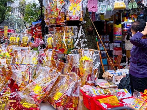 Thị trường đồ lễ ông Công, ông Táo sôi động, giá phải chăng