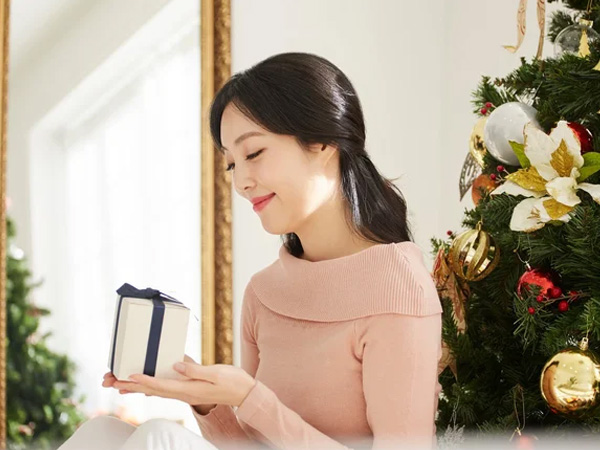Kỉ niệm 5 năm ngày cưới, chị chồng tặng món quà khiến tôi xấu hổ