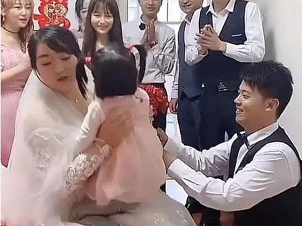 Chồng cũ đem con tới làm khó cô dâu, thái độ của chú rể khiến ai nấy ngỡ ngàng