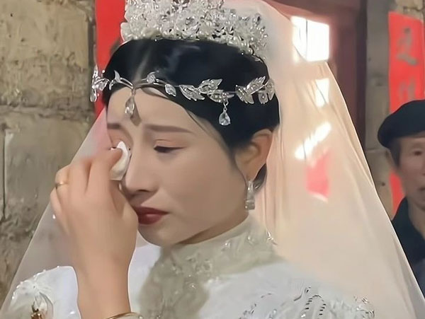 Lấy chồng để vừa lòng cha mẹ, cô dâu oà khóc trong đám cưới