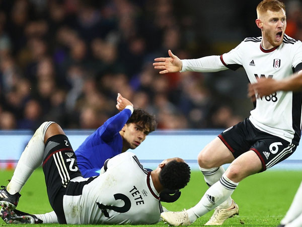 Felix ra mắt bằng thẻ đỏ, Chelsea chìm sâu vào khủng hoảng