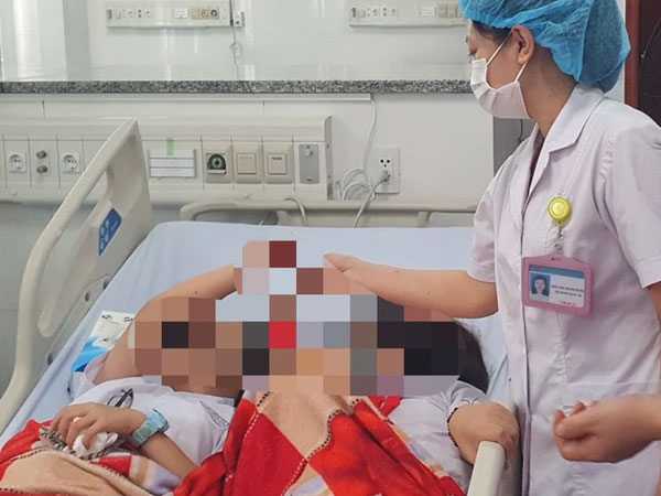 Sau khi phụ huynh đưa gà rán vào trường, gần 20 học sinh nhập viện