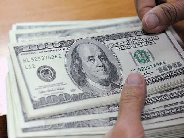 Giá USD tự do tiếp tục lao dốc
