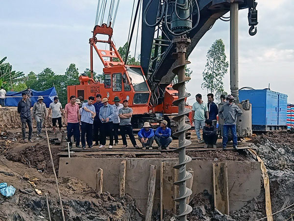 Cần cẩu 80 tấn bị trục trặc tại hiện trường bé trai rơi xuống trụ bê tông