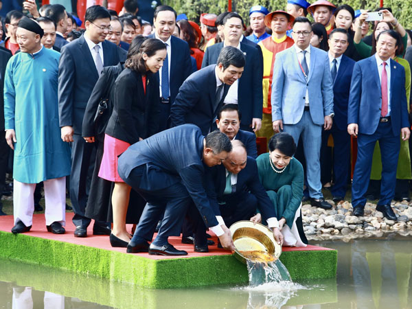 Chủ tịch nước và phu nhân cùng kiều bào thả cá tiễn ông Táo, dâng hương ở Điện Kính Thiên