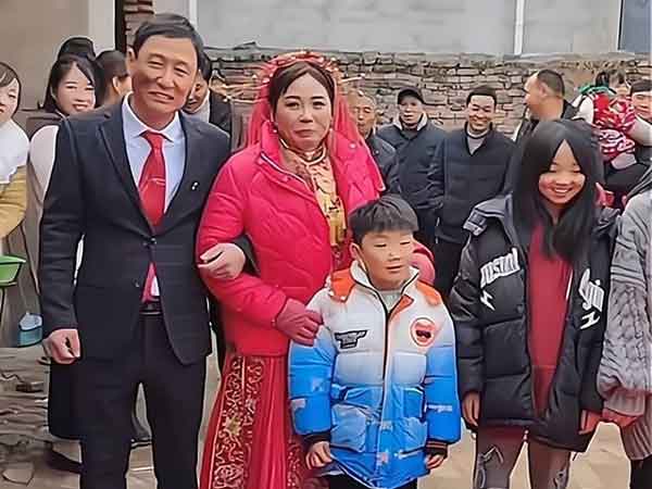 Cô dâu là mẹ đơn thân, dắt 5 con tới đám cưới, bất ngờ thái độ của chú rể với con riêng của vợ