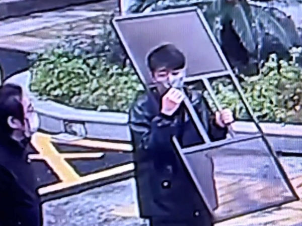 Chuyện thật như đùa: Xem người đàn ông mắc kẹt trong ô cửa sổ phải nhờ đến sự giúp đỡ của lực lượng cứu hộ