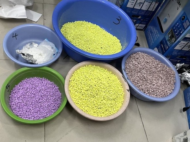 Bắt quả tang cô gái trẻ vận chuyển, buôn bán 105 kg ma túy tại chung cư cao cấp