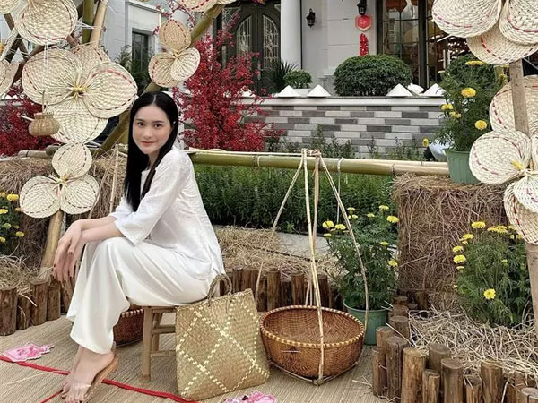 Đoàn Di Băng trang trí chợ quê đón Tết, cầu kỳ chuẩn người có tiền
