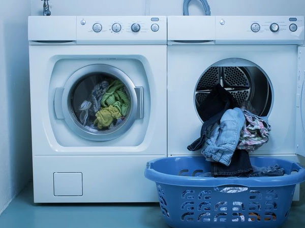 Không thấy con gái 3 tuổi trong bữa ăn tối, người cha đi tìm thì phát hiện sốc trong máy giặt