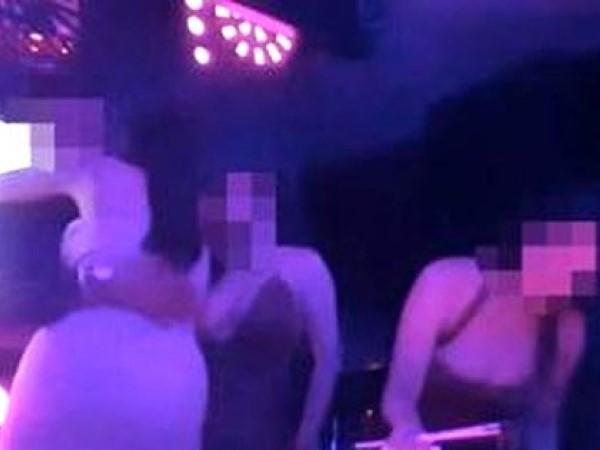 Tiếp viên nữ múa thoát y trong quán karaoke ở Bình Dương