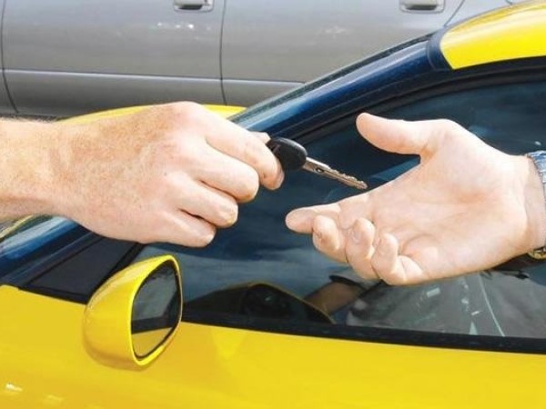 Cận Tết Nguyên đán, giá thuê xe ô tô tự lái cao 'cắt cổ' vẫn cháy hàng