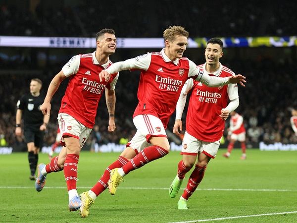 Thắng Tottenham, Arsenal tạo khoảng cách 8 điểm với Man City