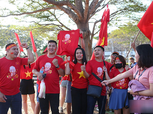 CĐV Việt Nam đổ bộ sân Thammasat 'tiếp lửa' thầy trò HLV Park Hang Seo