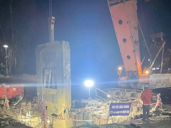 Vụ bé trai lọt trụ bê tông: Đã đưa được đốt cọc thứ nhất dài 12m lên mặt đất