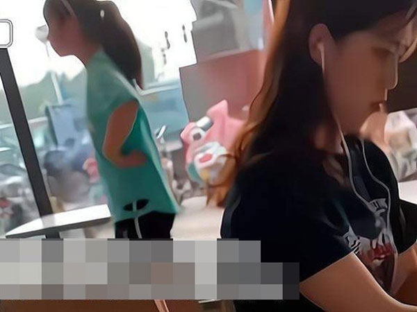 Bố đơn thân đi xem mắt để tái hôn, vừa thấy mặt đối phương liền tái mét mặt mày
