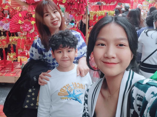 Bà xã Mạnh Trường cùng các con dạo phố, nhan sắc bà mẹ bỉm sữa được dân tình hết lời khen ngợi