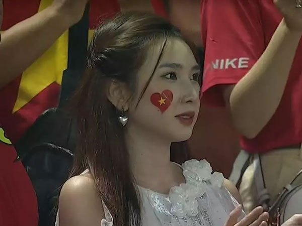 Danh tính khủng gái xinh gây bão trận chung kết lượt về AFF Cup