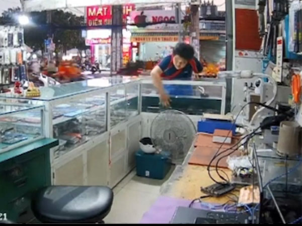 Đang 'chôm chỉa' trong cửa hàng điện thoại, kẻ gian bất ngờ bị phát hiện bởi nhân vật không ngờ tới