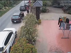 Xôn xao đoạn clip xã hội đen đi đòi nợ, nhưng hành hung nhầm người nhà bên hàng xóm