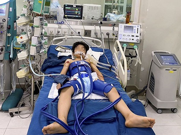 Bé trai bất tỉnh, ngừng tim gần 60 phút do 'lĩnh' cú sút cực mạnh vào giữa ngực khi đá bóng