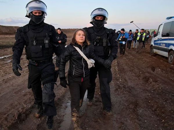 ‘Người hùng môi trường’ Greta Thunberg bị bắt ở Đức