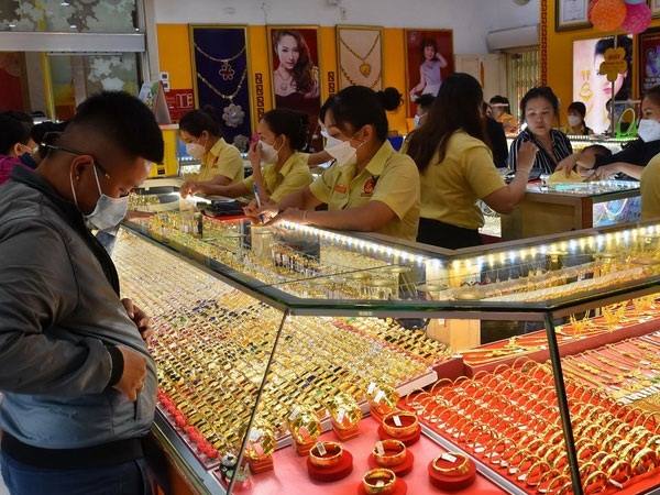 Giá vàng hôm nay 18-1: Giảm tiếp, USD bất ngờ tăng giá