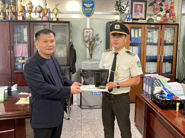 Trao trả hành lý thất lạc trị giá 300 triệu đồng cho khách tại sân bay Tân Sơn Nhất