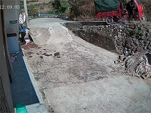 Clip: Người dân hốt hoảng cứu người đàn ông mắc kẹt khi bị xe ba bánh rơi đè lên người