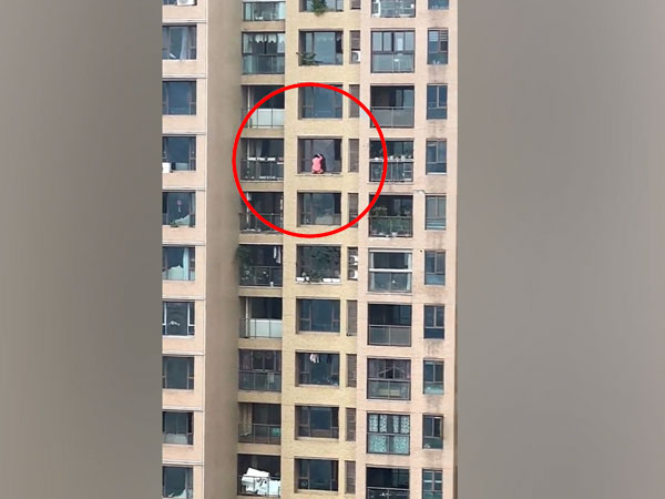 'Hết hồn' với người phụ nữ cheo leo trên tầng 15 lau cửa kính không cần đồ bảo hộ
