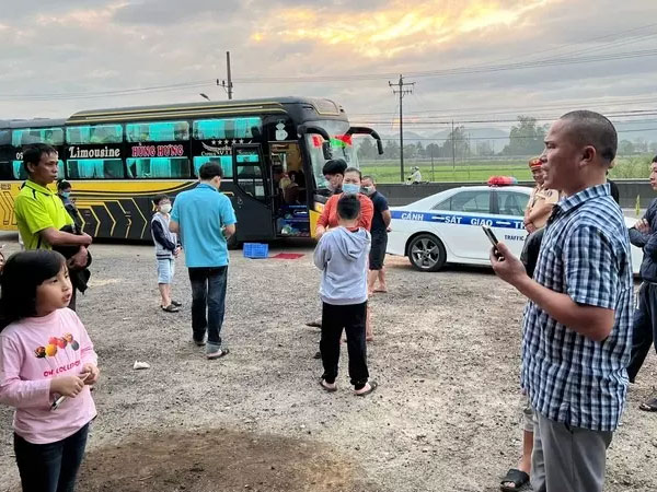 Xe 'nhồi' quá khách tông CSGT, tài xế còn livestream 'kêu oan'