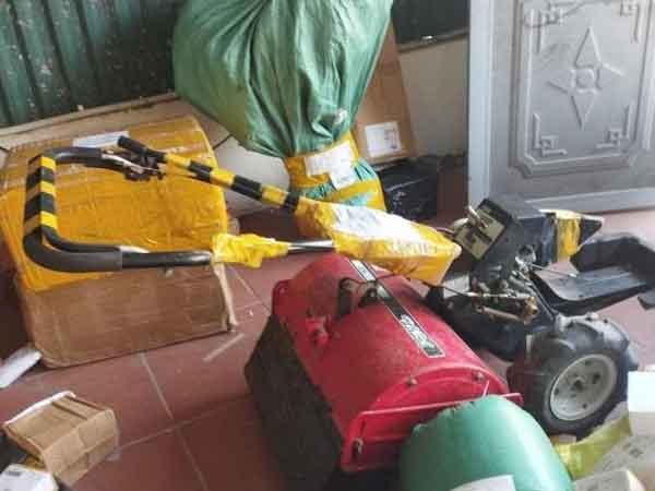 Giao hàng ngày giáp tết, shipper 'méo mặt' khi đóng gói đơn hàng là máy bừa, dân tình được phen cười 'té ghế'