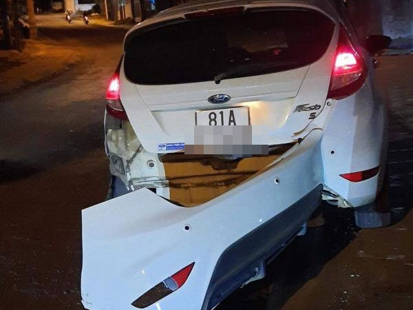 Sau tai nạn giao thông, một người nghi là phó cục trưởng lái xe bỏ chạy