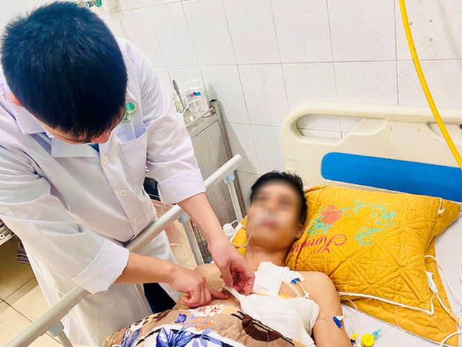 Người đàn ông bị thủng tim do lưỡi cưa văng vào ngực