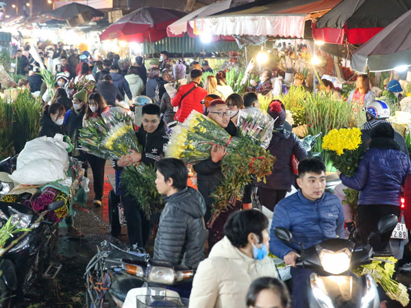 Đêm không ngủ ở chợ hoa lớn nhất Hà Nội giáp Tết