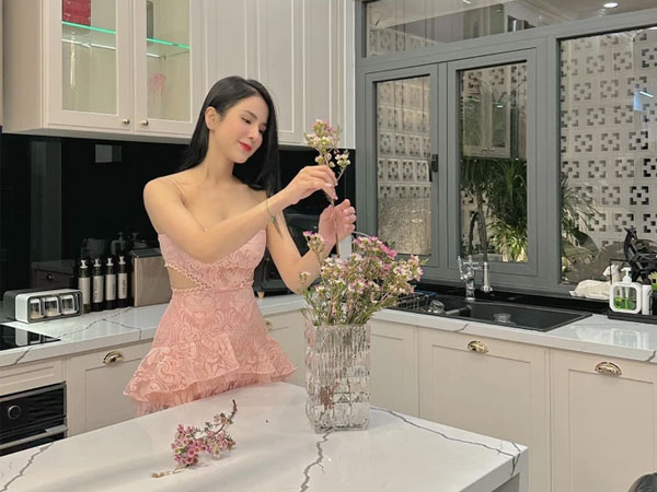 Diệp Lâm Anh tự tay trang trí nhà mới, tiết lộ kế hoạch đón Tết Nguyên Đán