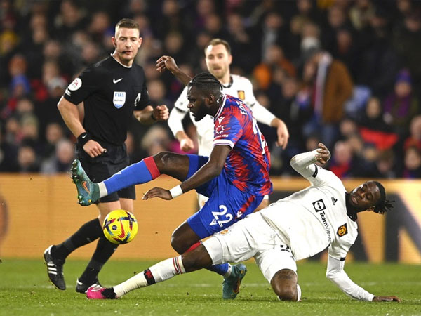 Đứt mạch 9 trận thắng, Man United vuột ngôi nhì bảng Ngoại hạng Anh