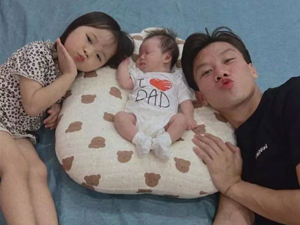 Không nhận ra Quế Ngọc Hải đầu bù tóc rối ở nhà chăm con