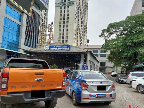 Hà Nội: 28 Tết hết cảnh xếp hàng, ngủ qua đêm giữ chỗ đăng kiểm ô tô