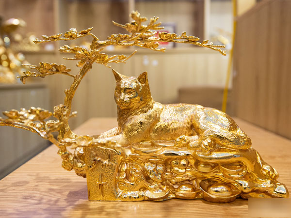 Tượng mèo dát vàng 24K giá chục triệu đồng đón Tết