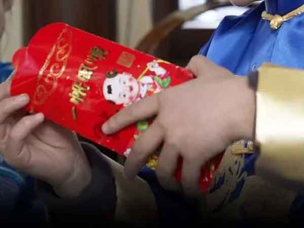 Không trả tiền lì xì, bố bị 2 con nhỏ kiện ra tòa