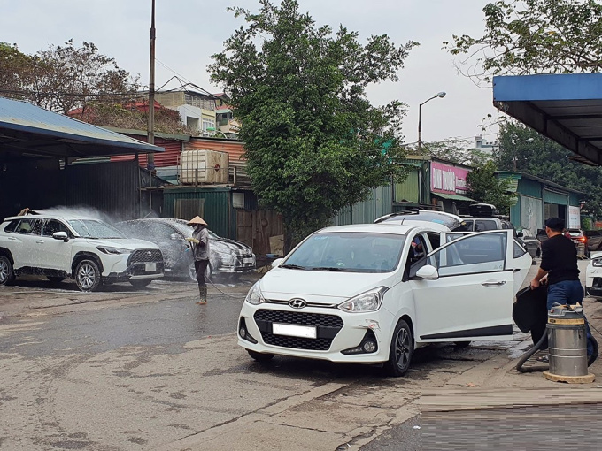 Giá rửa xe cận 30 Tết đắt gấp đôi