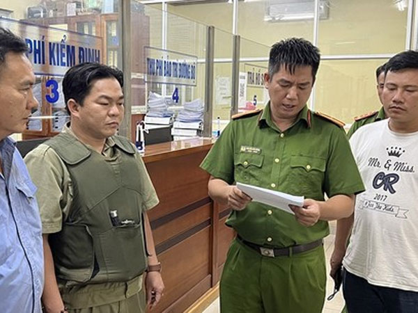 Bắt Giám đốc Trung tâm đăng kiểm ở Đồng Nai cùng nhiều thuộc cấp nhận hơn 5,4 tỉ đồng