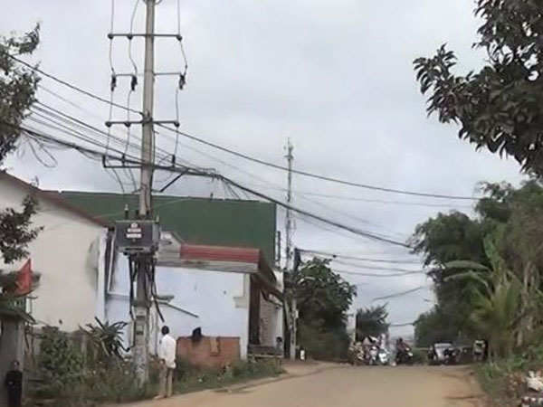 Truy bắt người chồng đâm vợ nguy kịch tối 29 Tết
