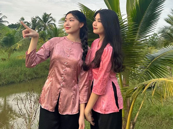 Con gái Quyền Linh đẹp bất chấp camera thường của 'team qua đường', nhan sắc tựa nàng thơ