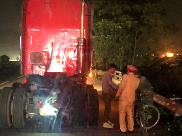 CSGT đưa cụ ông đạp xe lạc vào cao tốc về nhà trong đêm 29 Tết
