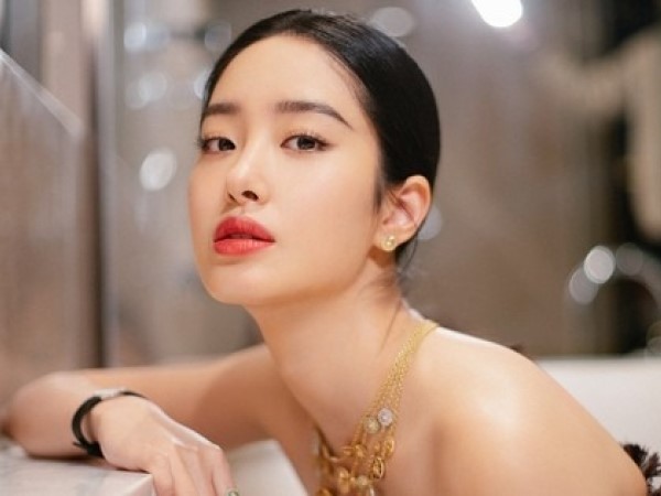 Cha nuôi tỷ phú của Lưu Diệc Phi bỏ rơi người tình kém 30 tuổi