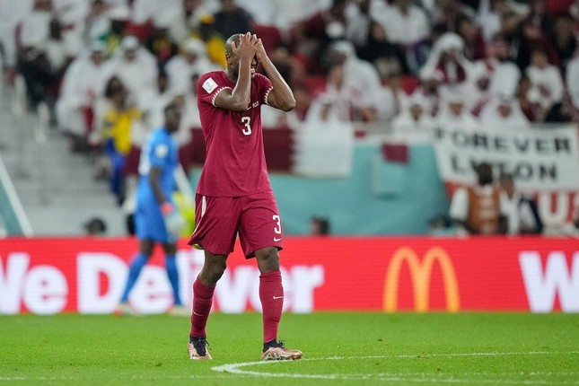 Ngôi sao Qatar bị treo giò vô thời hạn vì cãi nhau với người hâm mộ
