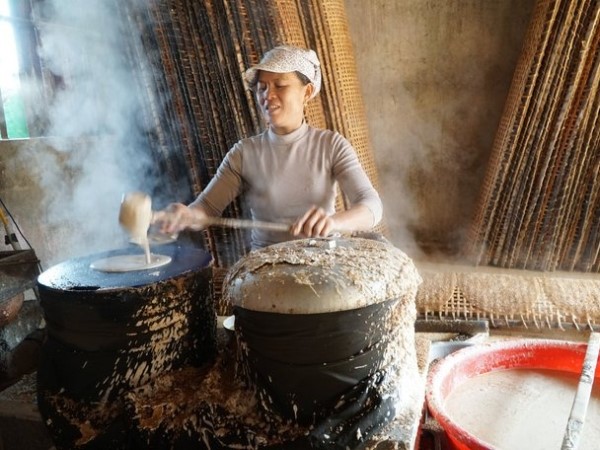 Mỏi tay tráng, quạt bánh đa phục vụ Tết